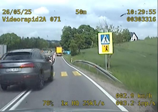 Mistrz kierownicy spieszył się do pracy. Policjanci wszystko widzieli