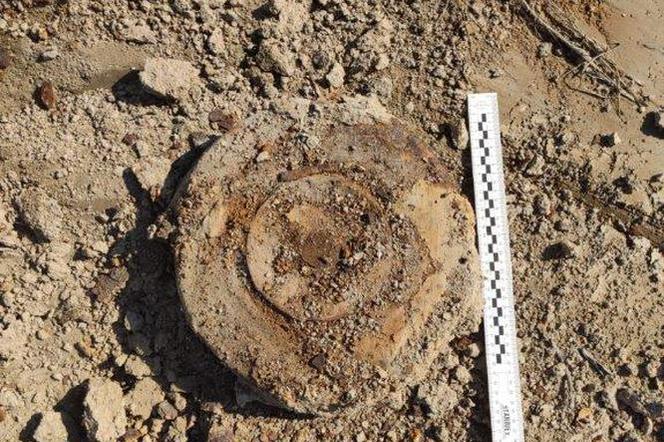 Miny przeciwpancerne znalezione przy ul. Mroźnej w Tarnowie