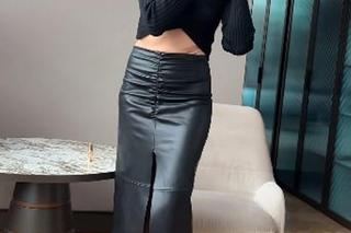 Anna Popek prezentuje, jak zakłada pończochy