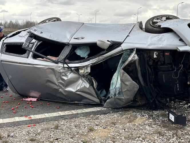 Horror w powiecie wołomińskim. Przerażający wypadek. Honda koziołkowała przez kilkadziesiąt metrów