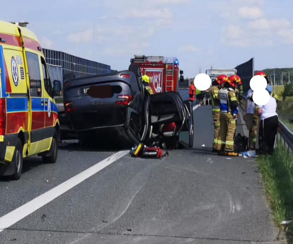Wypadek na A4. Siedem osób poszkodowanych po zderzeniu osobówki z kamperem. Poważne utrudnienia