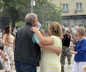 Starachowickie potańcówki na Rynku. Międzypokoleniowa zabawa pełna radości! Zobacz niezapomniane zdjęcia