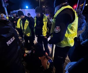 Warszawa. Ostatnie Pokolenie kontra policja. Kolejna próba zablokowania Wisłostrady [ZDJĘCIA].