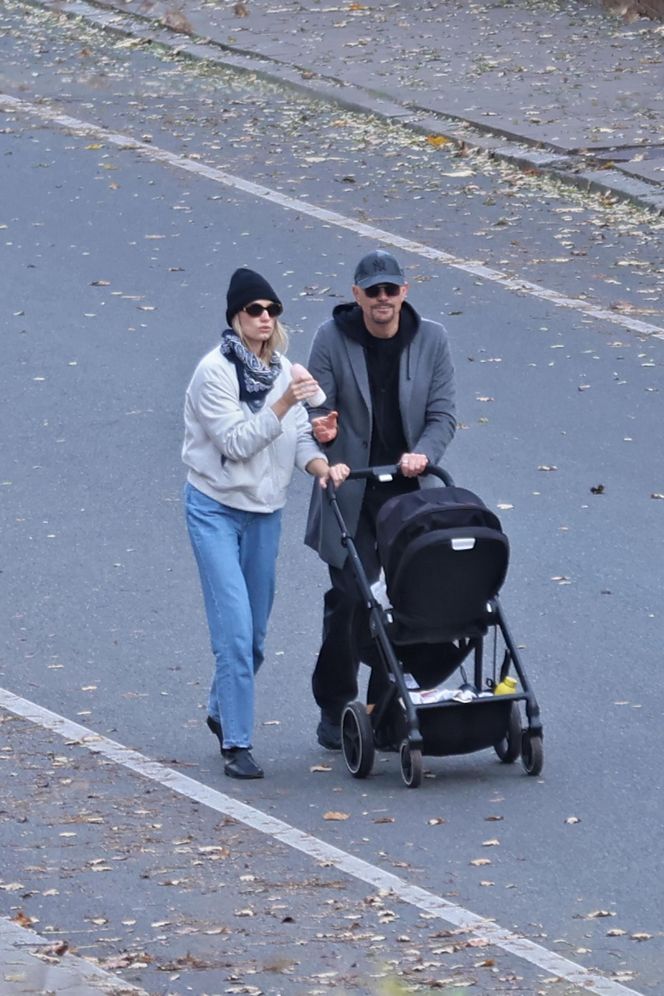 Krzysztof Ibisz z rodziną na spacerze