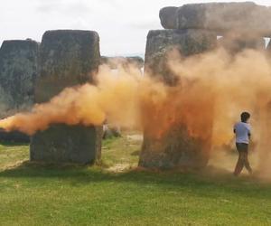 Słynny kamienny krąg Stonehenge spryskany pomarańczową farbą