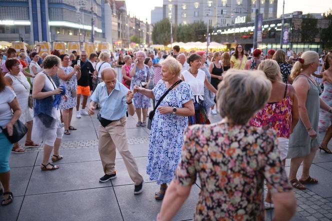 Potańcówka przed Teatrem Śląskim w Katowicach