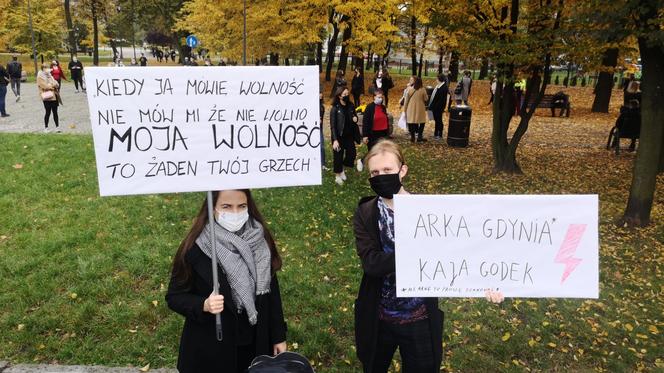Protest kobiet w Katowicach 28.10. 2020 właśnie się rozpoczął. Strajkują studentki i doktorantki, a to nie koniec na dzisiaj [ZDJĘCIA]