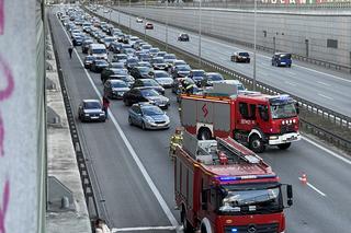 Gigantyczny korek na S8 w kierunku Poznania. BMW huknęło w barierki