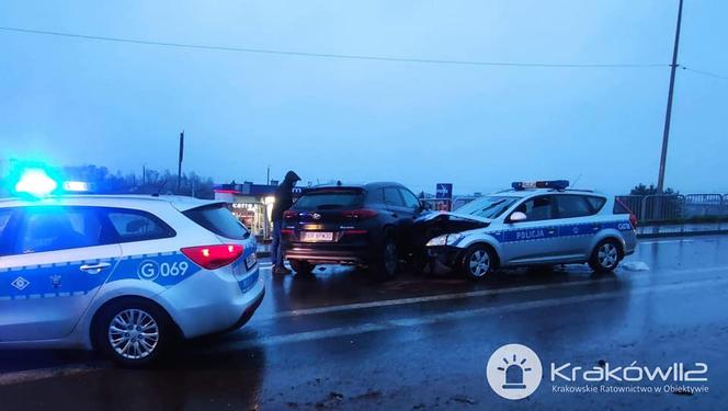 Wypadek w Skawinie. Samochód osobowy zderzył się z radiowozem