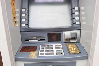 Popularne bankomaty nakładają dodatkową opłatę. Jest sposób, aby jej uniknąć