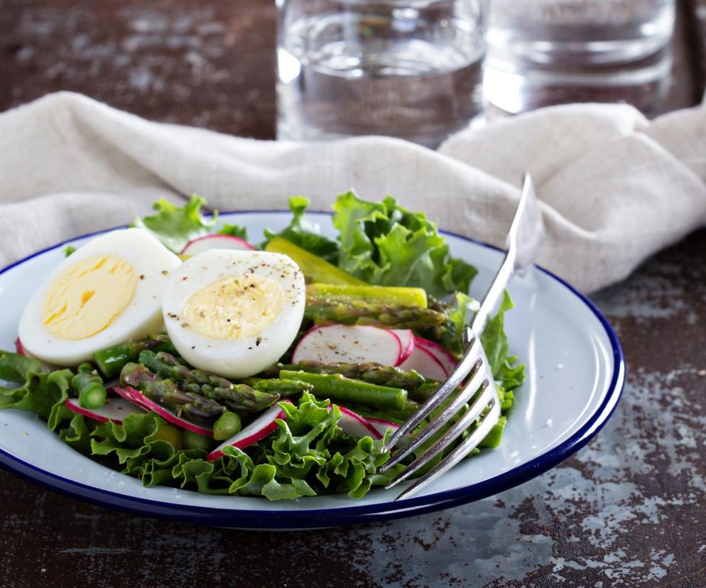 sałatka ze szparagami i jajkiem