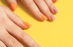Pumpkin spice nails to najmodniejszy manicure na jesień. Oto najmodniejsze odcienie dyniowych paznokci