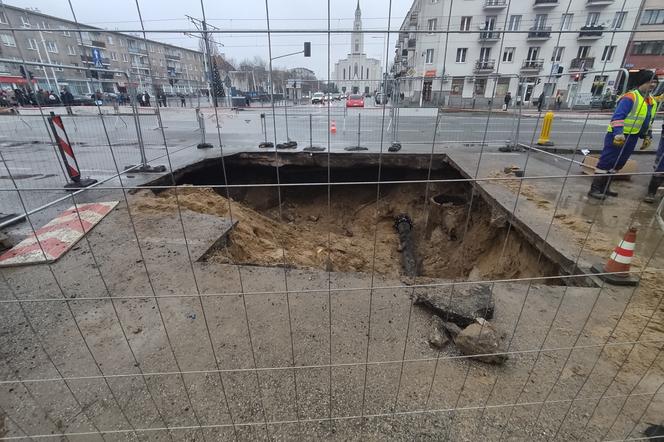 Grochowska się zapadła! Woda wyżłobiła dziurę na 7 metrów! Gigantyczne utrudnienia na Pradze