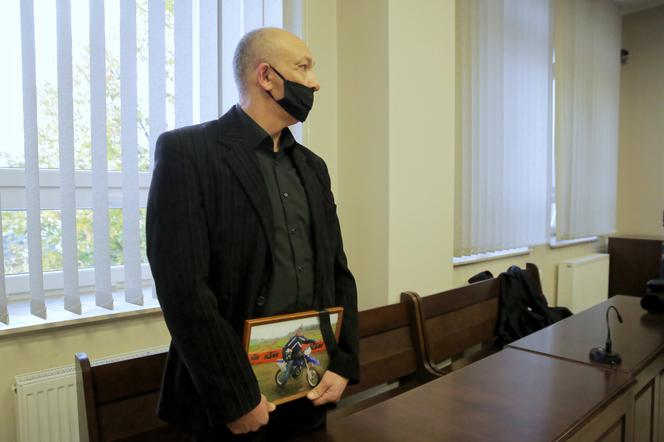 Tragiczny wypadek w Dobrym Mieście. Podczas pościgu śmiertelnie potrącił motocyklistę. Policjant usłyszał wyrok