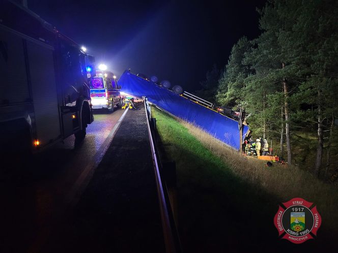 Groźny wypadek w powiecie zawierciańskim. Samochód ciężarowy dachował w rowie. Dwie osoby uwięzione