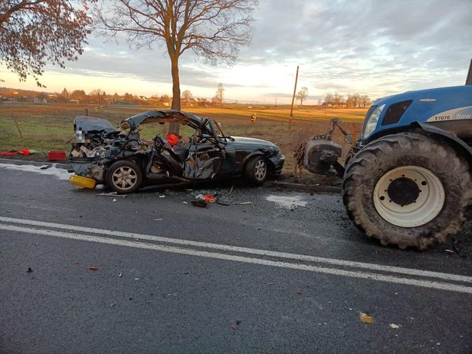 Wypadek na DK12 we Wschowie. Samochód osobowy zderzył się z ciagnikiem rolniczym