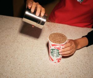 Starbucks wprowadza świąteczny nastrój z nową ofertą!