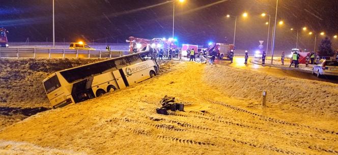 Tragedia na autostradzie A4. Autokar runął do rowu. Zginęła 1 osoba, jest 9 rannych! [ZDJĘCIA]
