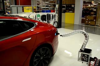 Tesla tworzy automatycznie ładującego węża - WIDEO