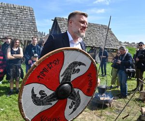 Zandberg w stroju wikinga szykuje się do boju o prezydenturę [ZDJĘCIA]