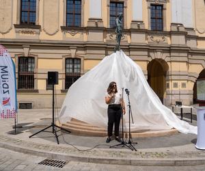 Odnowiony Szermierz znów stoi na placu Uniwersyteckim! To najstarsza fontanna we Wrocławiu