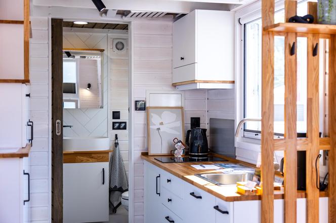 Kuchnia i łazienka w wersji mini w domu kontenerowym lub mobilnym. Zobaczcie, jak je urządzić 