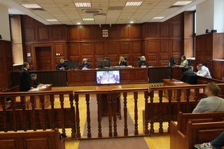 „Byłam obok, gdy tłukli Maćka”. Oskarżony o śmiertelne pobicie Maćka na Nowym Świecie z uśmiechem na twarzy słuchał zeznań świadków