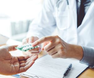 Sterydy (steroidy): działanie i skutki uboczne. Kiedy stosuje się sterydy?