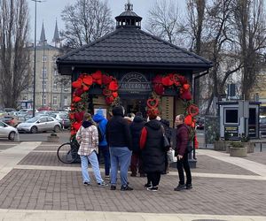 Tłusty czwartek 2025. Wielkie kolejki przed łódzkimi cukierniami [ZDJĘCIA]