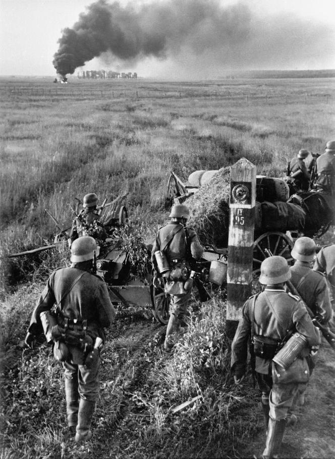 Niemieckie wojska przekraczają sowiecką granicę, 1941. 