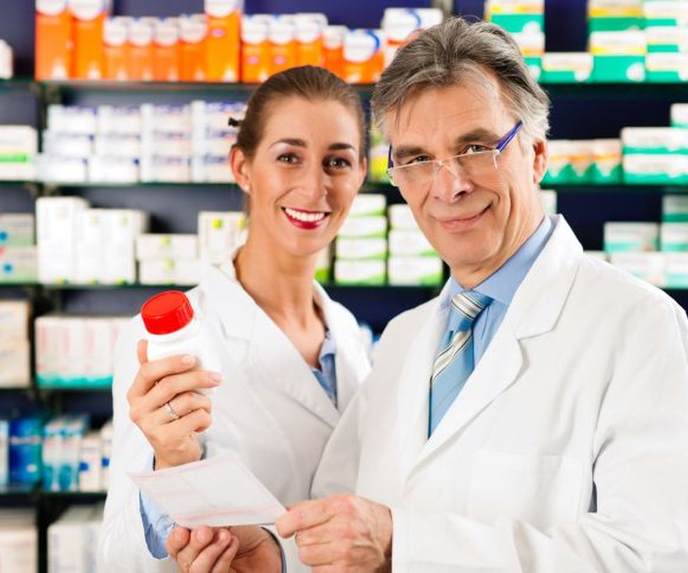 Od 1 stycznia 2012 zgodnie z nową ustawą refundacyjną na apteki zostaje   nałożony obowiązek wydania na prośbę pacjenta tańszego odpowiednika  leku  refundowanego, który lekarz przepisał na recepcie.