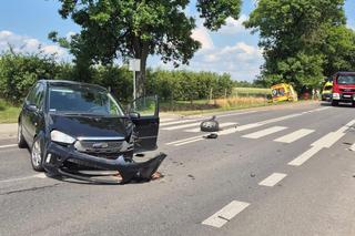 Karetka na sygnale zderzyła się z osobówką. Trzy osoby w szpitalu