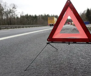 Wypadek na krajowej szesnastce. Zderzenie z koparką! Utrudnienia w ruchu