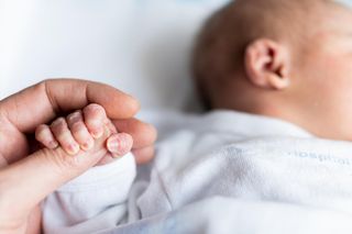 „Kaszlące do utraty tchu dziecko”. Zmarło niemowlę chore na krztusiec, nie było szczepione