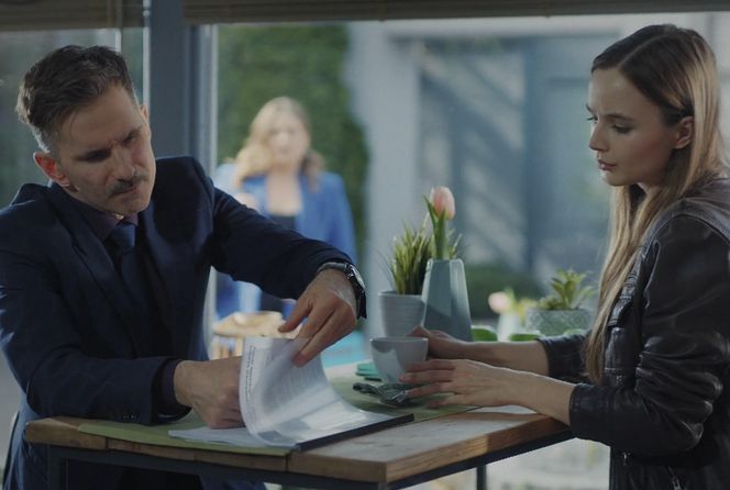 M jak miłość, odcinek 1877: Anita (Melania Grzesiewicz), Kamil (Marcin Bosak), dziennikarka