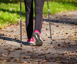 Na co pomaga nordic walking? Długa lista korzyści i zalet 