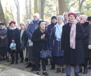 1 listopada na cmentarzu przy ul. Lipowej w Lublinie. Mieszkańcy odwiedzają groby swoich bliskich