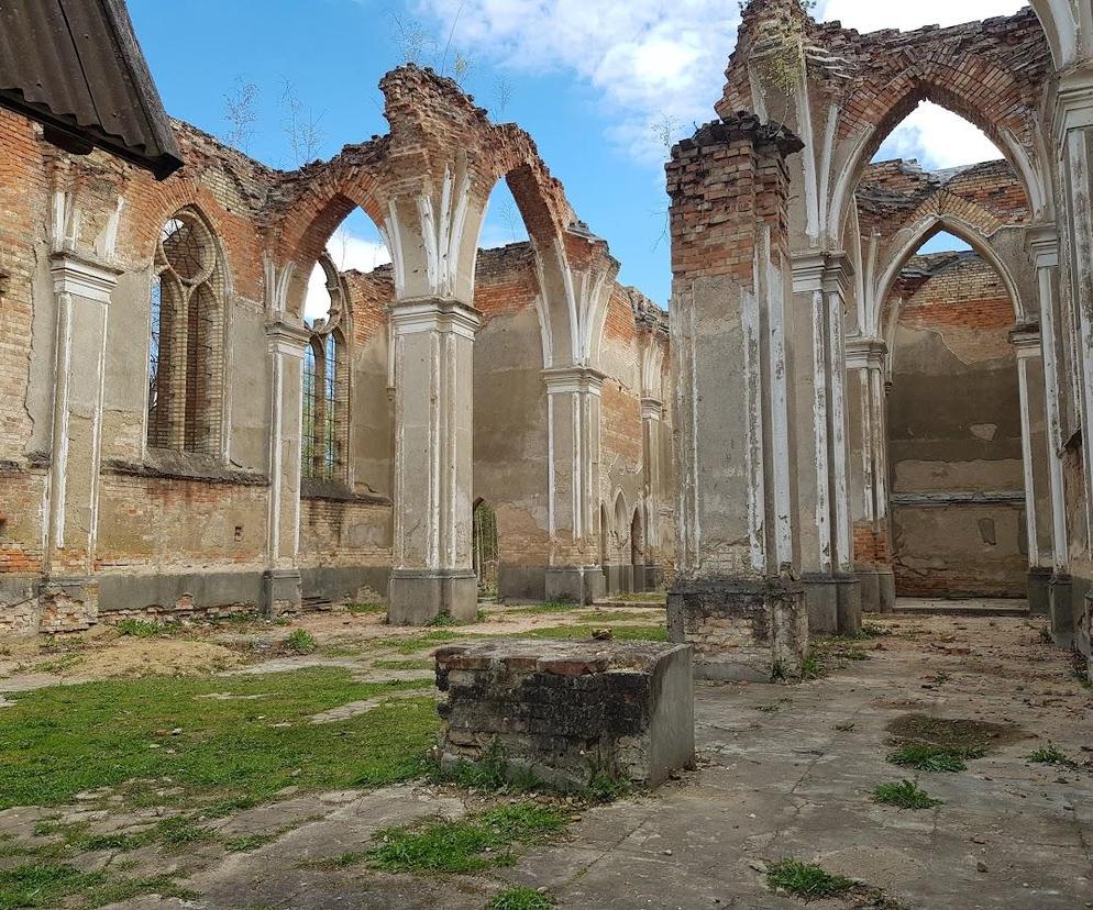 Zwiedziliśmy zabytkowe ruiny kościoła w Jałówce. Zobacz zdjęcia