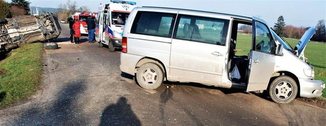 Terenówka wyprzedzała na skrzyżowaniu, a bus skręcił w lewo. SUV dachował w rowie