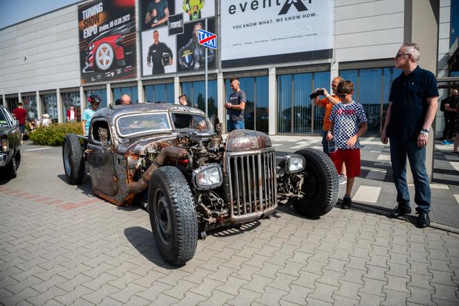 Szybkie samochody, drogowe akrobacje oraz piękne kobiety. Tak było na Tuning Show Expo w Krakowie