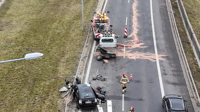Wjechał Uberem prosto w drogowców. Są ranni