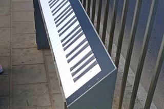 Muzyczne klimaty na przystanku tramwajowym w centrum Szczecina. Skąd wzięło się to nietypowe pianino? 