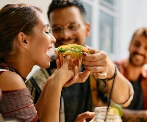 Jak w towarzystwie jeść poszczególne potrawy? Jak nie ubrudzić siebie i stołu?