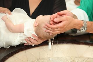Kiedy robi się chrzest? W jakim wieku najlepiej jest ochrzcić dziecko?