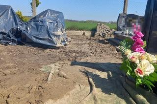 Koparka uszkodziła trumnę. Do środka dostało się błoto, a ciało wystawało na zewnątrz