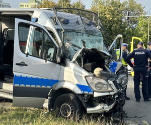 Betoniarka zderzyła się z radiowozem, 8 policjantów trafiło do szpitali