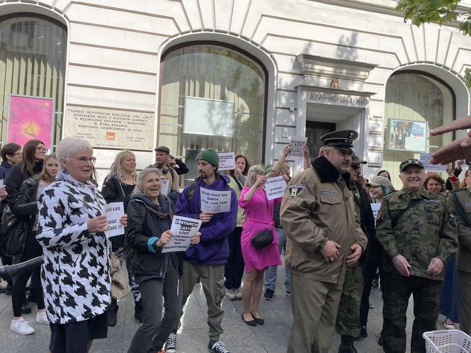Wielki protest pod urzędem miasta w Łodzi. "Broń lasów Lublinka"