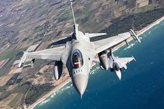 Polskie F-16 na ćwiczeniach jądrowych NATO. Występują w roli eskorty dla nosicieli broni jądrowej