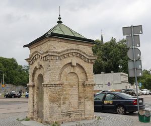 Studzienka na placu przy PKS w Lublinie to pozostałość po dawnej ul. Szerokiej
