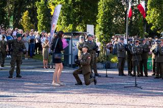 Niezwykła promocja podoficerska w Gołdapi. Uroczystość zakończyła się… oświadczynami [ZDJĘCIA]